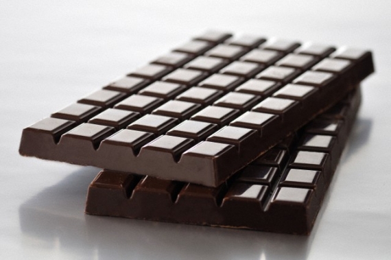 Chocolate ao leite por chocolate amargo ? o chocolate amargo possui menos gorduras saturadas que o branco e a versão ao leite, além de contar com catequinas, substâncias que ajudam a combater o colesterol ruim.