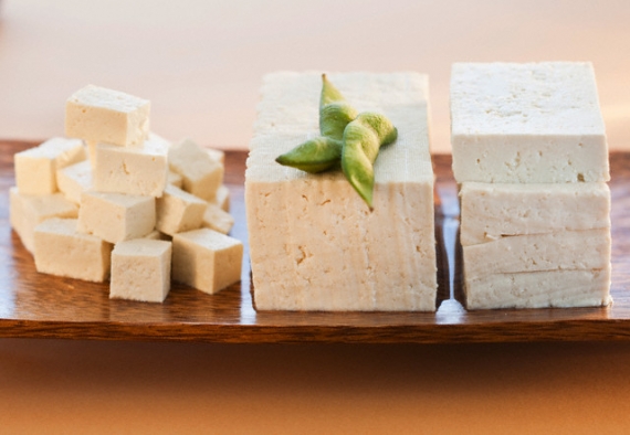 Queijo por tofu ? O tofu é feito de soja, e sua proteína aumenta a atividade de receptores que colocam o LDL para dentro das células, inibindo a principal enzima responsável pela produção de colesterol.