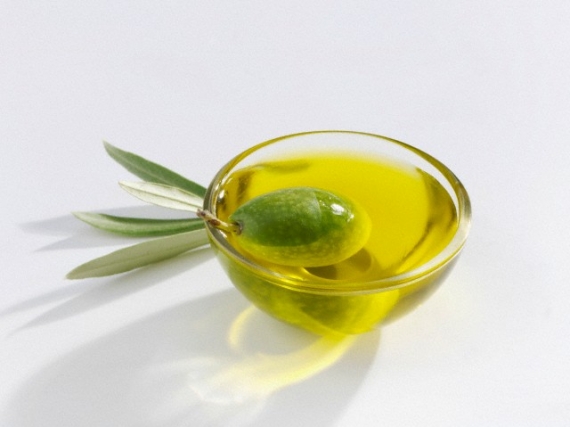 Óleo de soja ou outros por azeite ? O óleo de oliva tem como uma de suas vantagens fornecer doses generosas de ácidos graxos monoinsaturados, que não aumentam os níveis de LDL e ainda ajudam a erguer um pouco as taxas de HDL, a fração boa do colesterol.