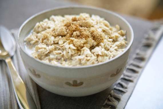 Cereais com açúcar por aveia - A aveia é rica em betaglucanas, fibras fermentadas no intestino e capazes de regular a síntese do colesterol.
