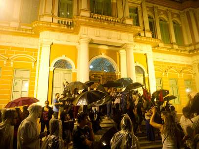 Sob forte chuva, centenas de manifestantes comemoram liminar judicial que derrubou o valor da passagem de ônibus de Porto Alegre de R$ 3,05 para R$ 2,85.  Foto: Vinicius Costa / Futura Press