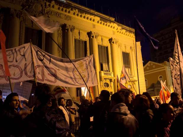 Cerca de 4 mil pessoas participaram de mais uma manifestação em Porto Alegre na noite desta quinta feira Foto: Matheus Piccini / Futura Press