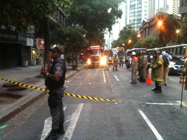 Bombeiros afirmam que não houve explosão, embora funcionários de lojas vizinhas aos bueiros tenham escutado um estouro Foto: Giuliander Carpes / Terra