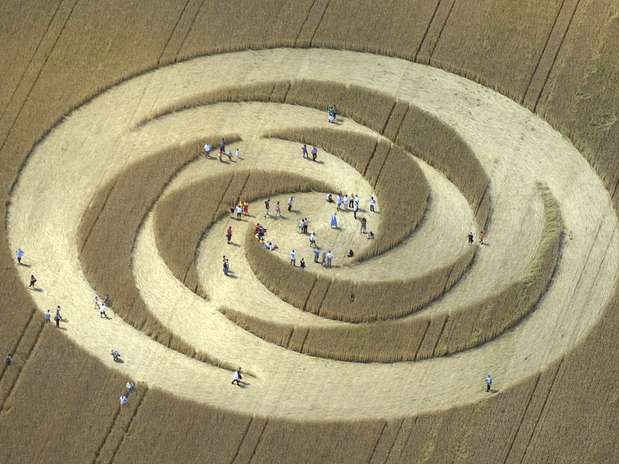 Círculo de origem desconhecida em um milharal foi registrado em julho de 2007 na Suíça. Foto: AP