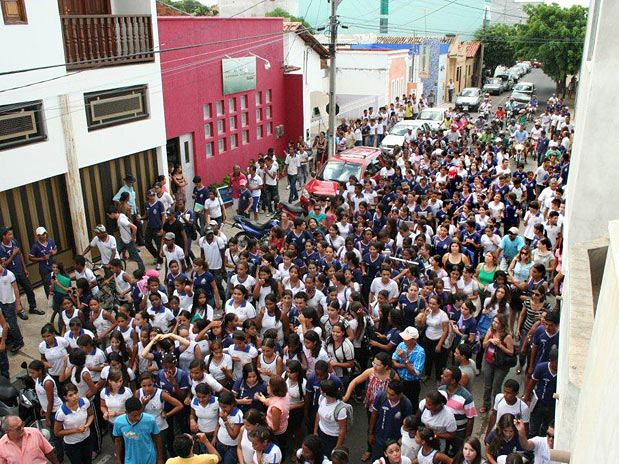 População da cidade de Guanambi protestaram contra a permanência de um carregamento de urânio no município. Foto: Vilson Vilas Boas/vc repórter